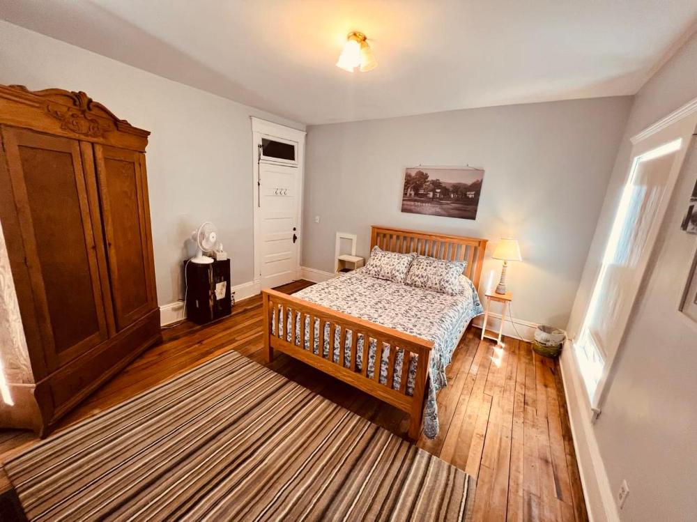 Laurel River Club Bed & Breakfast or LRCBNB